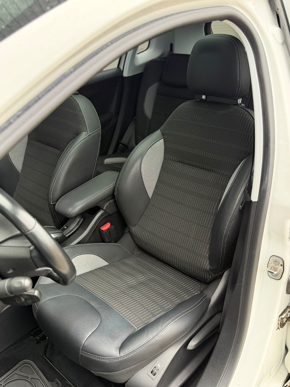 Hvid Peugeot 2008 fra 2018