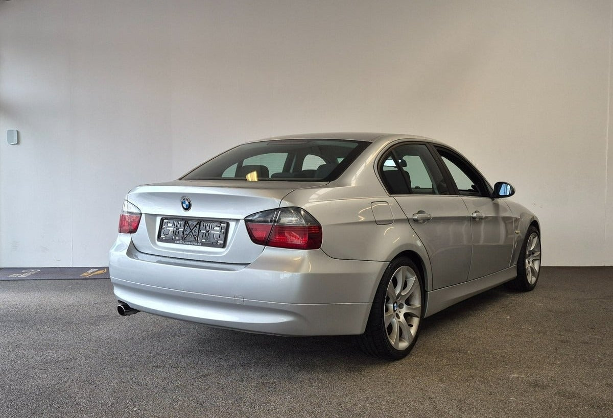 Sølv BMW 320i fra 2005