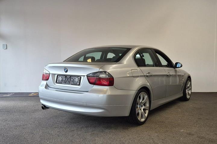 Sølv BMW 320i fra 2005