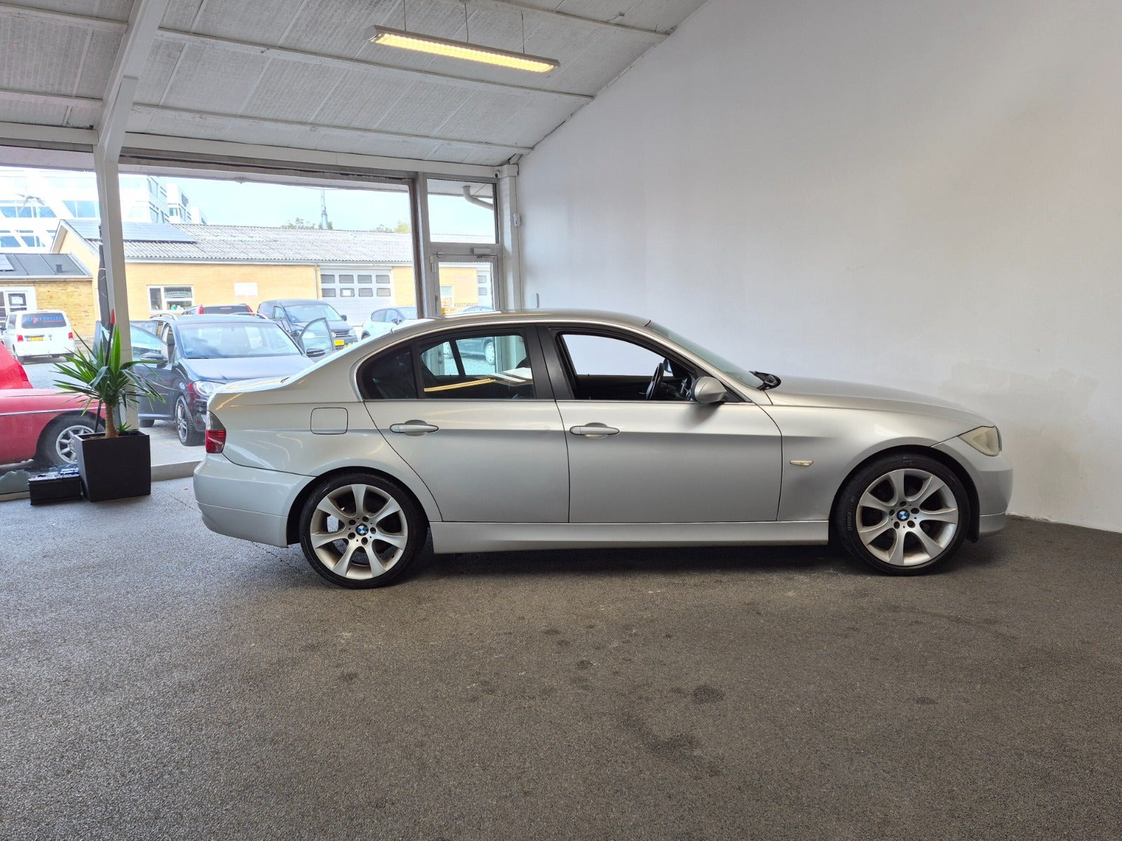 Sølv BMW 320i fra 2005