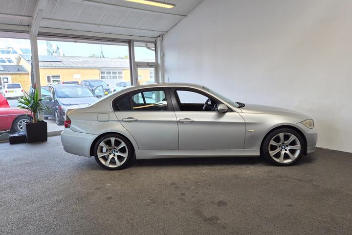Sølv BMW 320i fra 2005