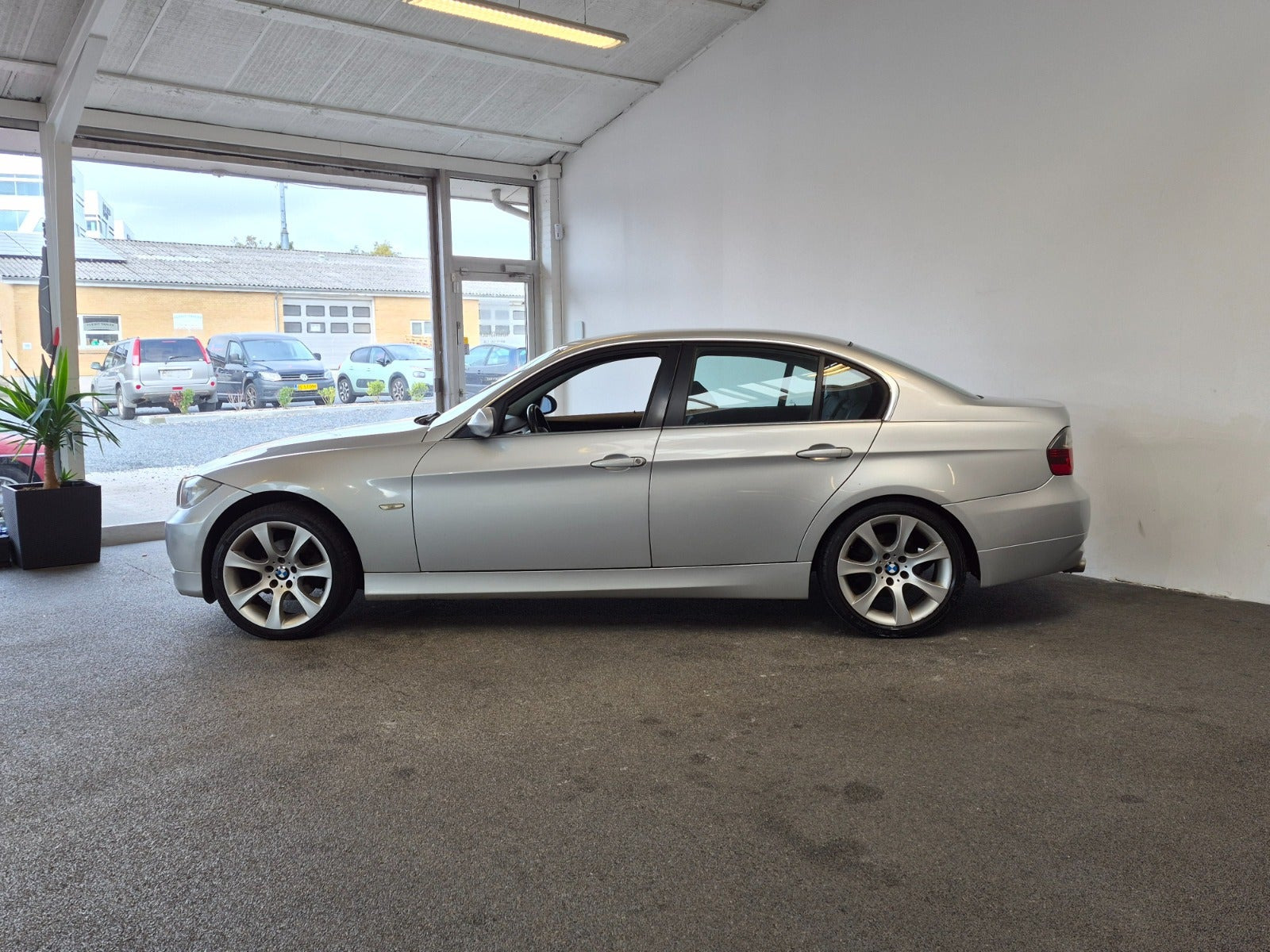 Sølv BMW 320i fra 2005