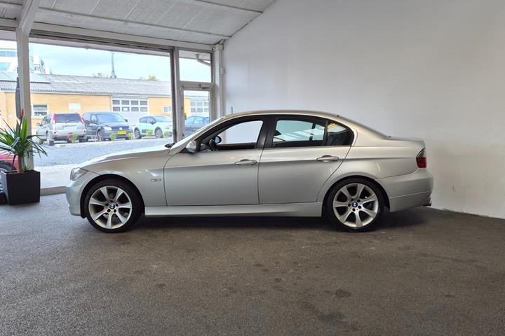 Sølv BMW 320i fra 2005