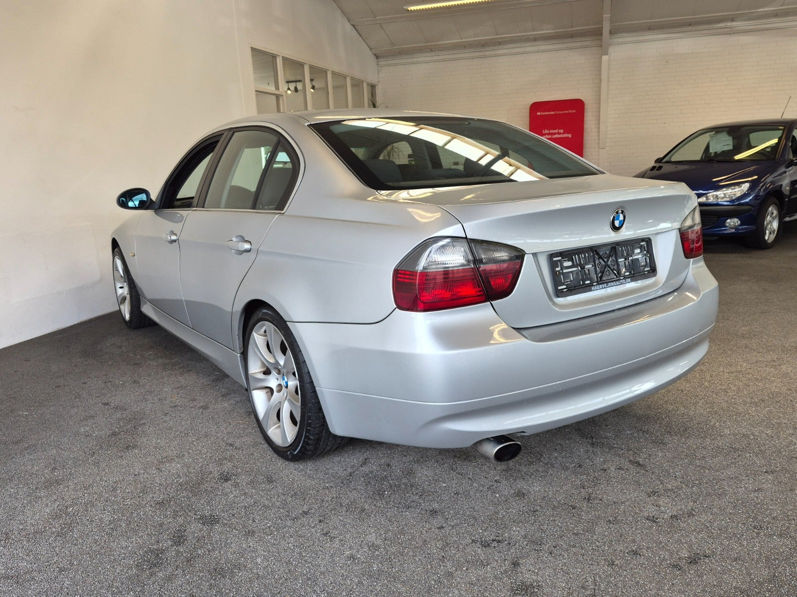 Sølv BMW 320i fra 2005
