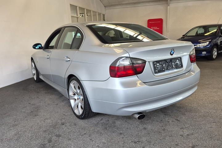 Sølv BMW 320i fra 2005