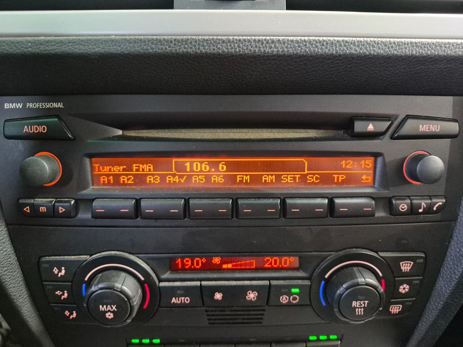 Sølv BMW 320i fra 2005