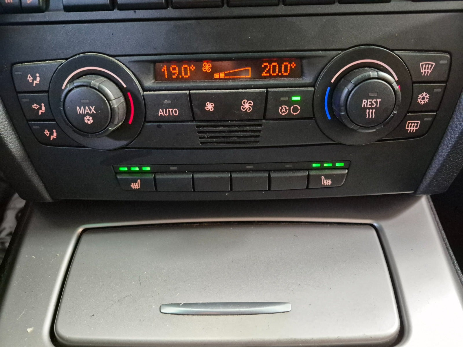 Sølv BMW 320i fra 2005