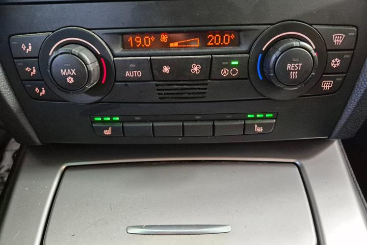 Sølv BMW 320i fra 2005