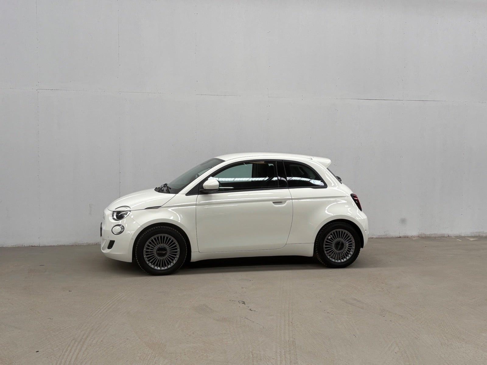 Hvid Fiat 500e fra 2023