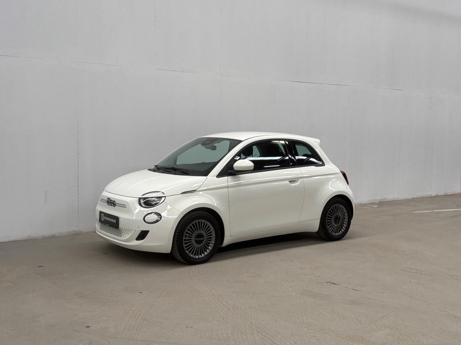Hvid Fiat 500e fra 2023