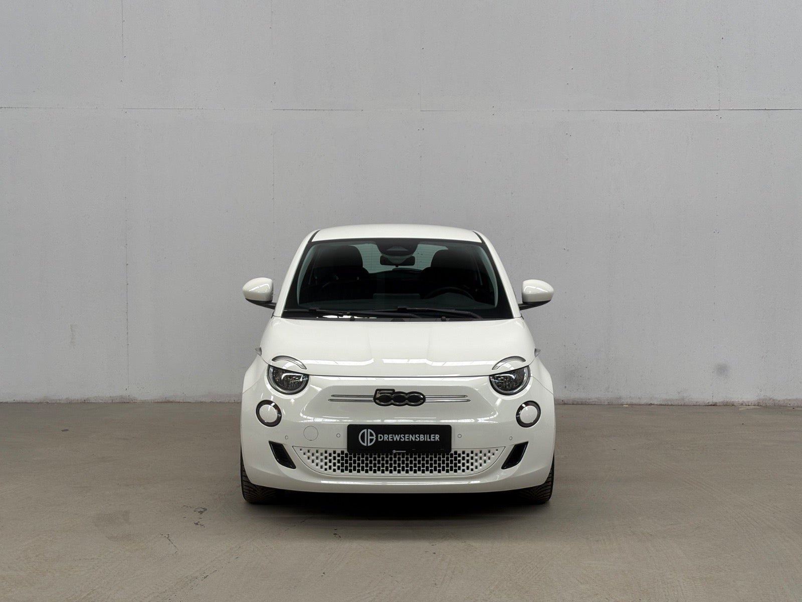Hvid Fiat 500e fra 2023