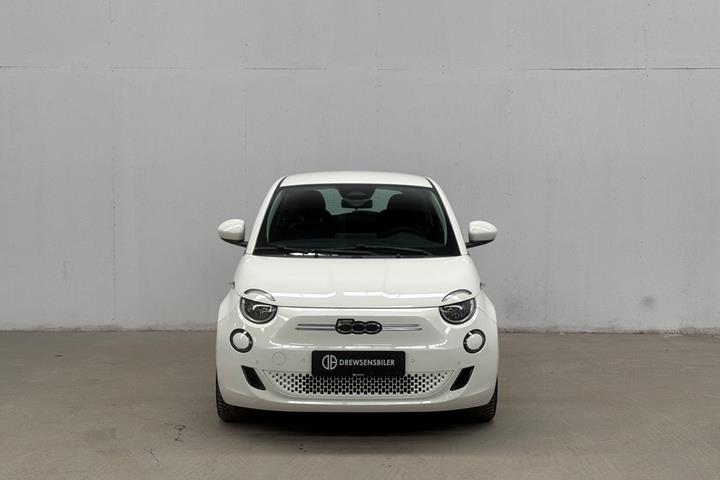 Hvid Fiat 500e fra 2023