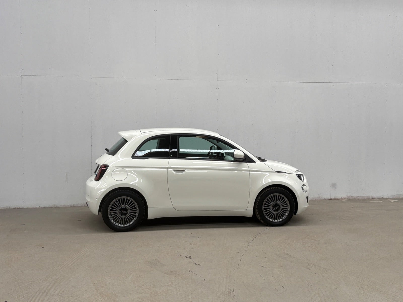 Hvid Fiat 500e fra 2023