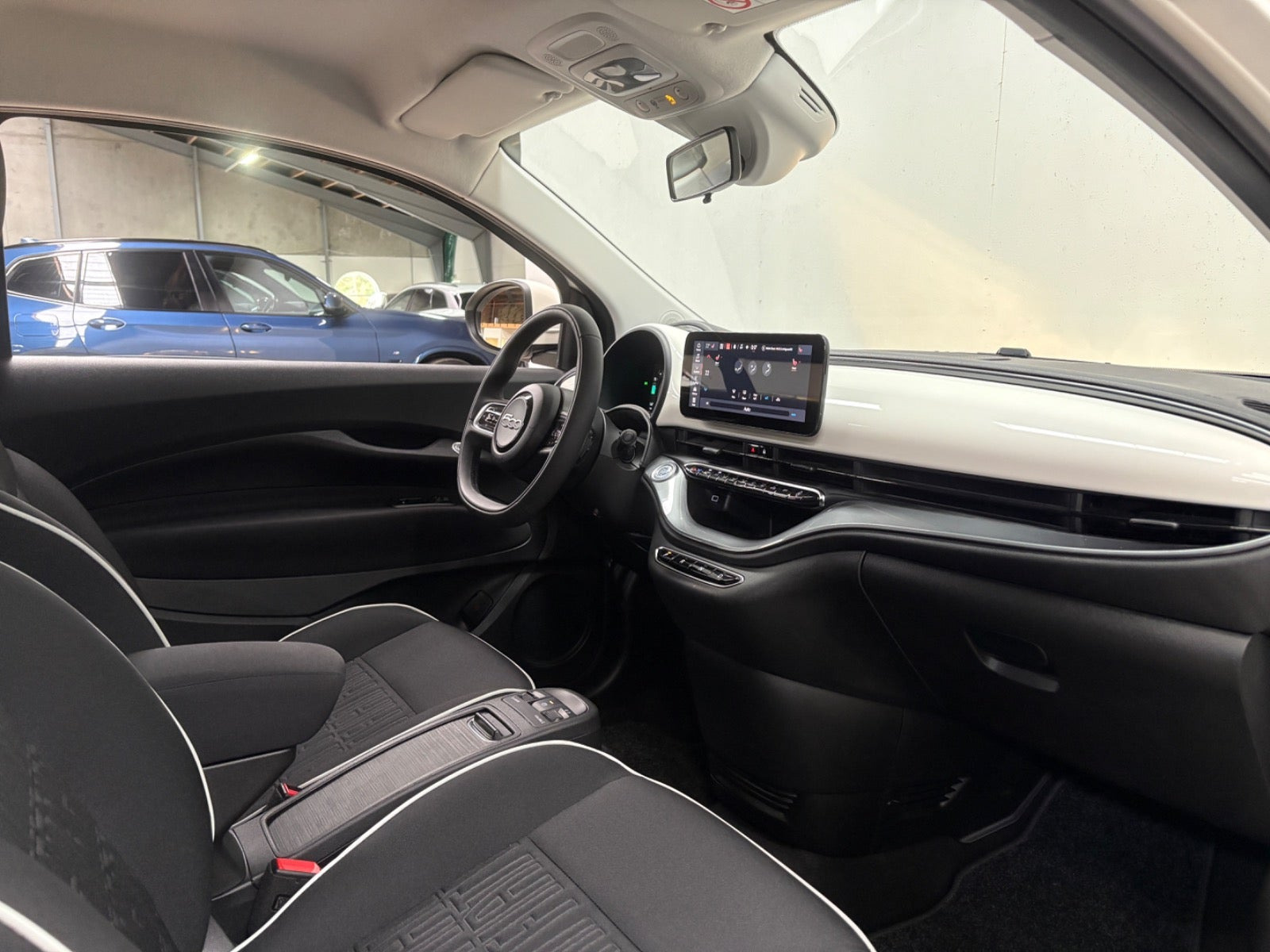 Hvid Fiat 500e fra 2023