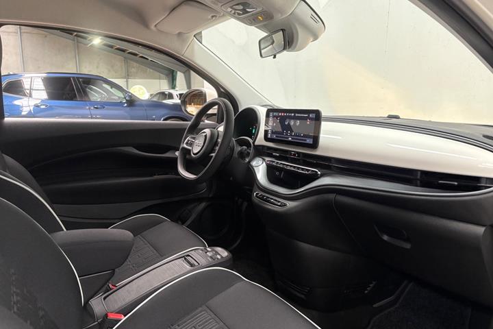 Hvid Fiat 500e fra 2023
