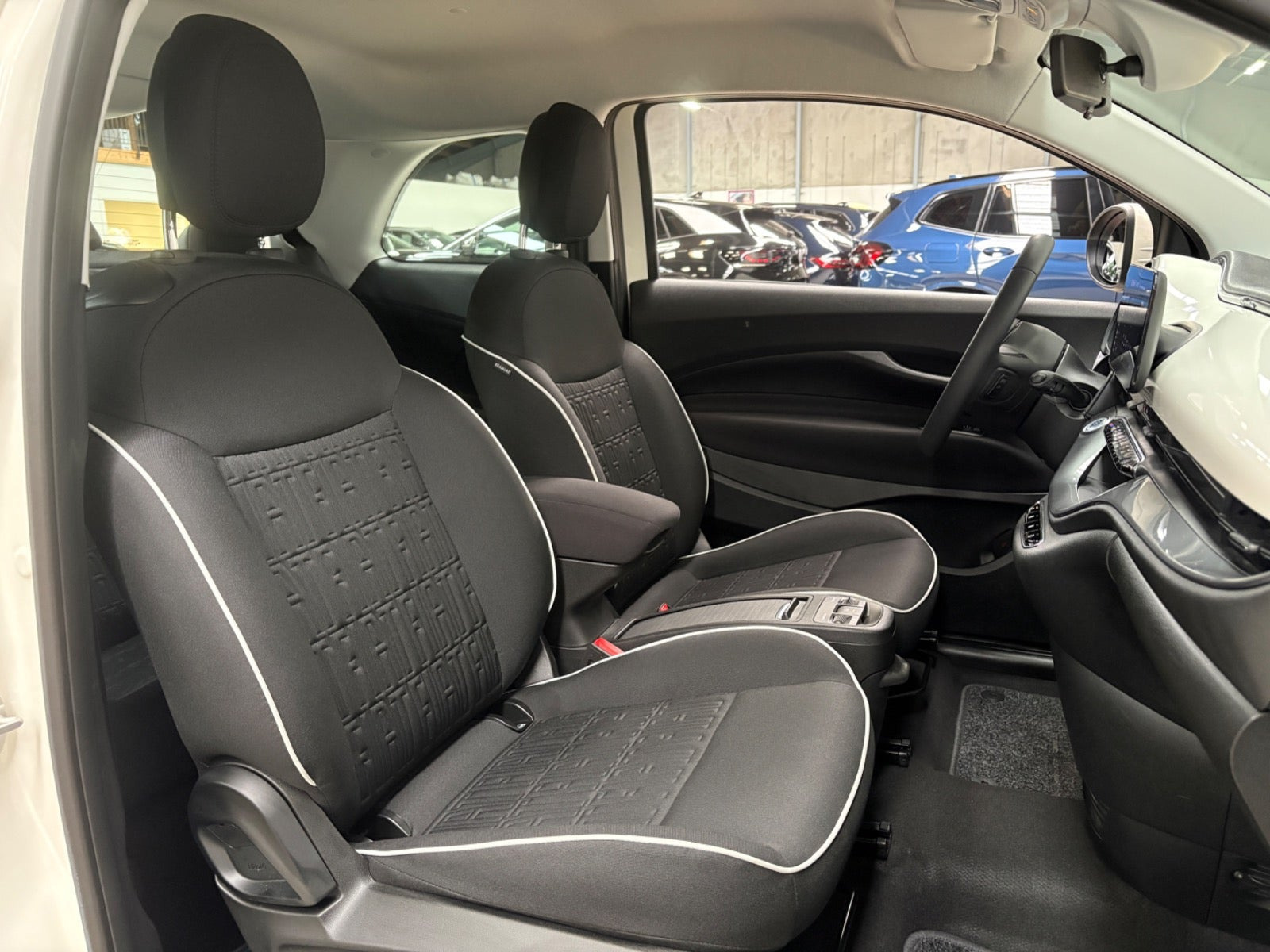 Hvid Fiat 500e fra 2023