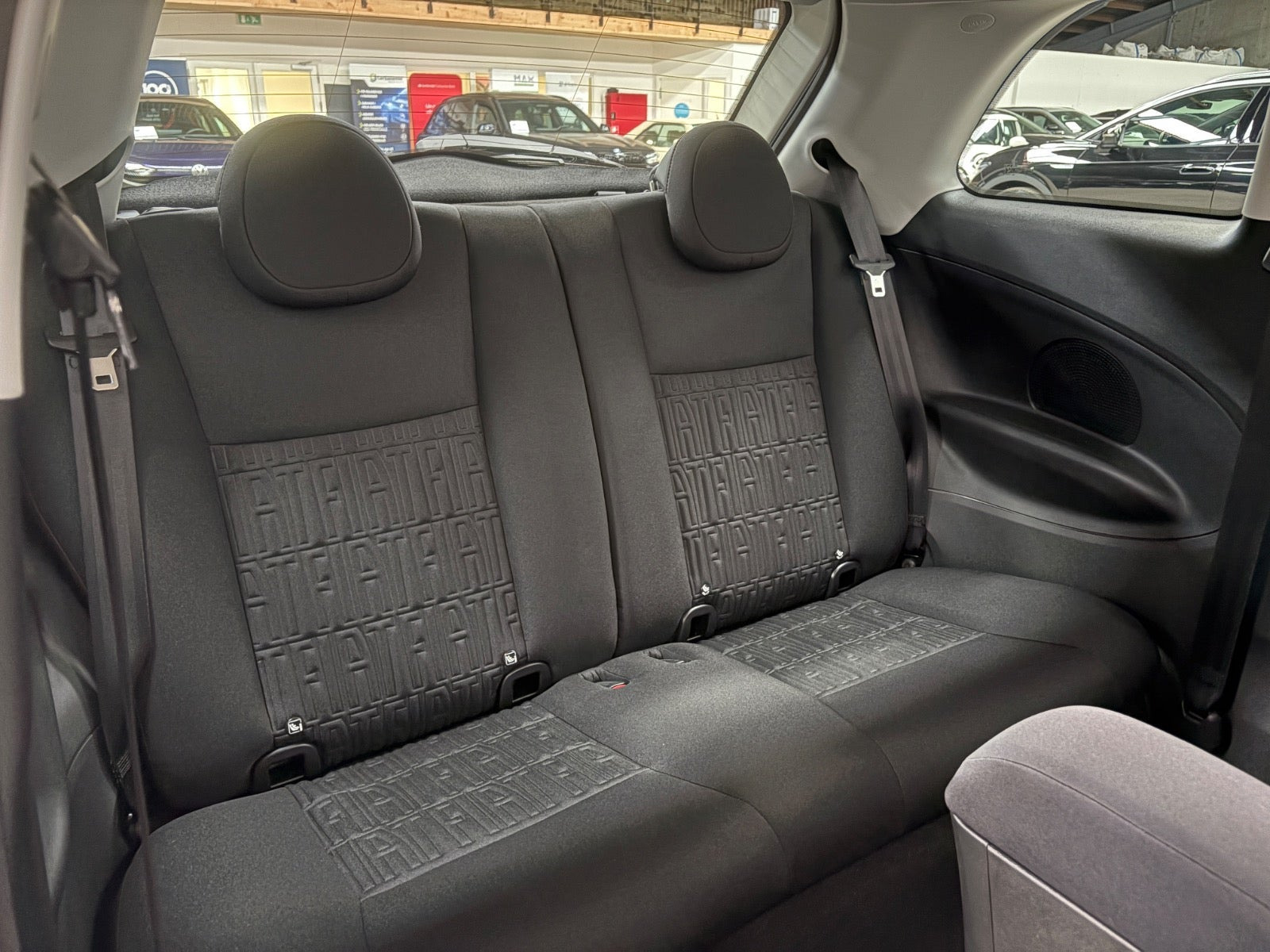 Hvid Fiat 500e fra 2023