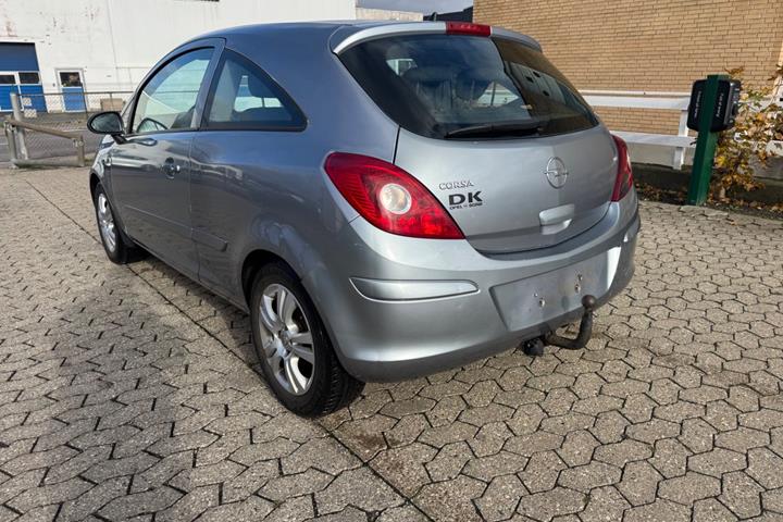 Rød Opel Corsa fra 2007