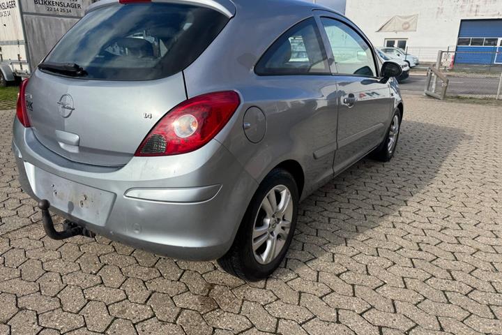 Rød Opel Corsa fra 2007