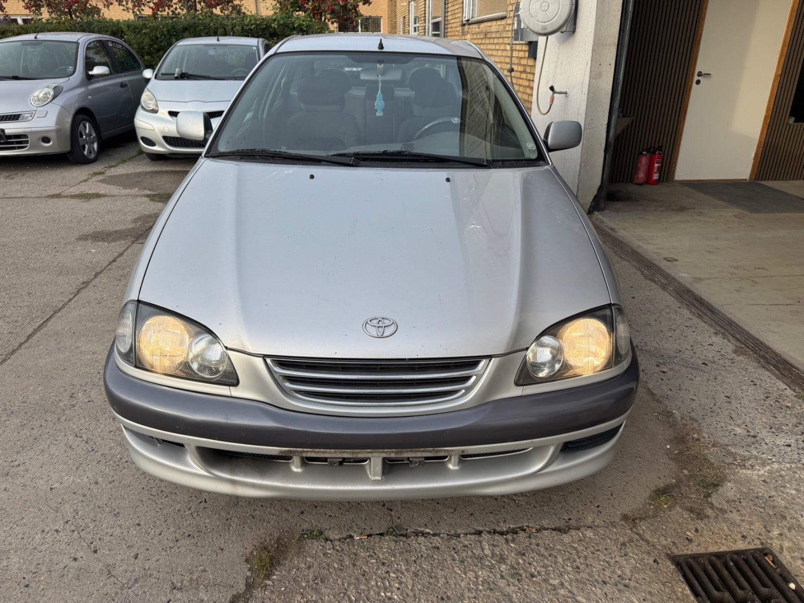 Rød Toyota Avensis fra 1999