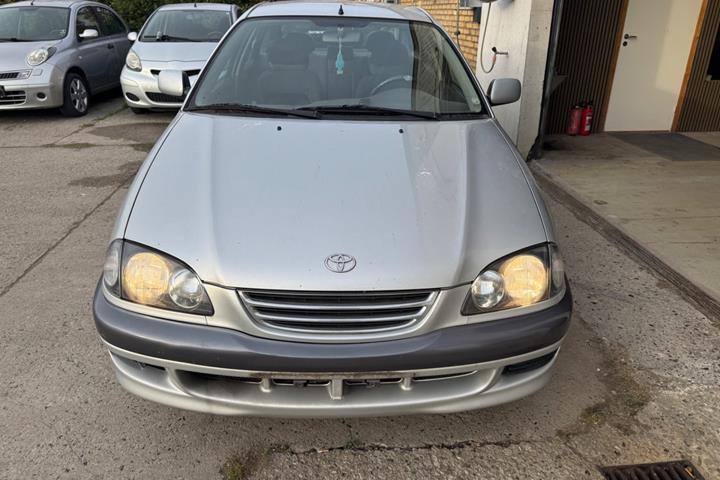 Rød Toyota Avensis fra 1999