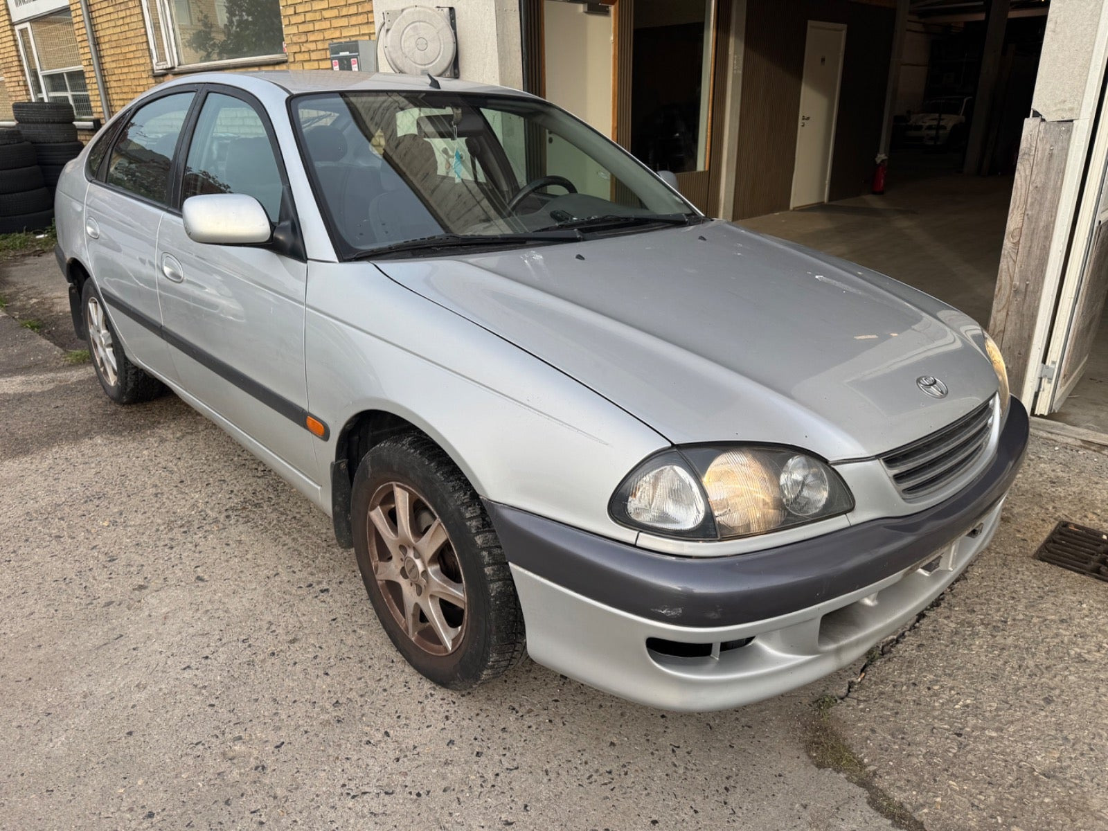 Rød Toyota Avensis fra 1999