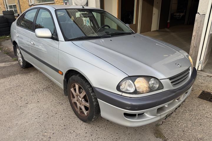 Rød Toyota Avensis fra 1999