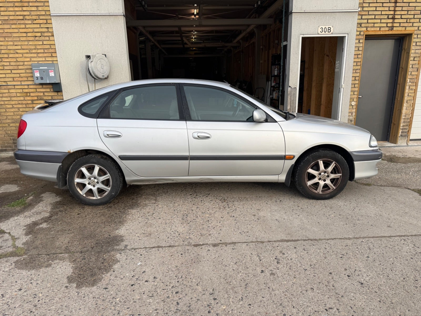Rød Toyota Avensis fra 1999
