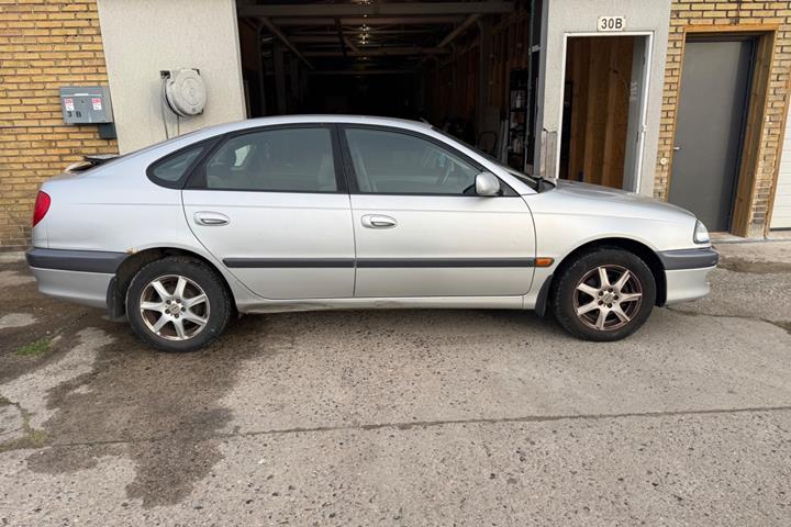 Rød Toyota Avensis fra 1999