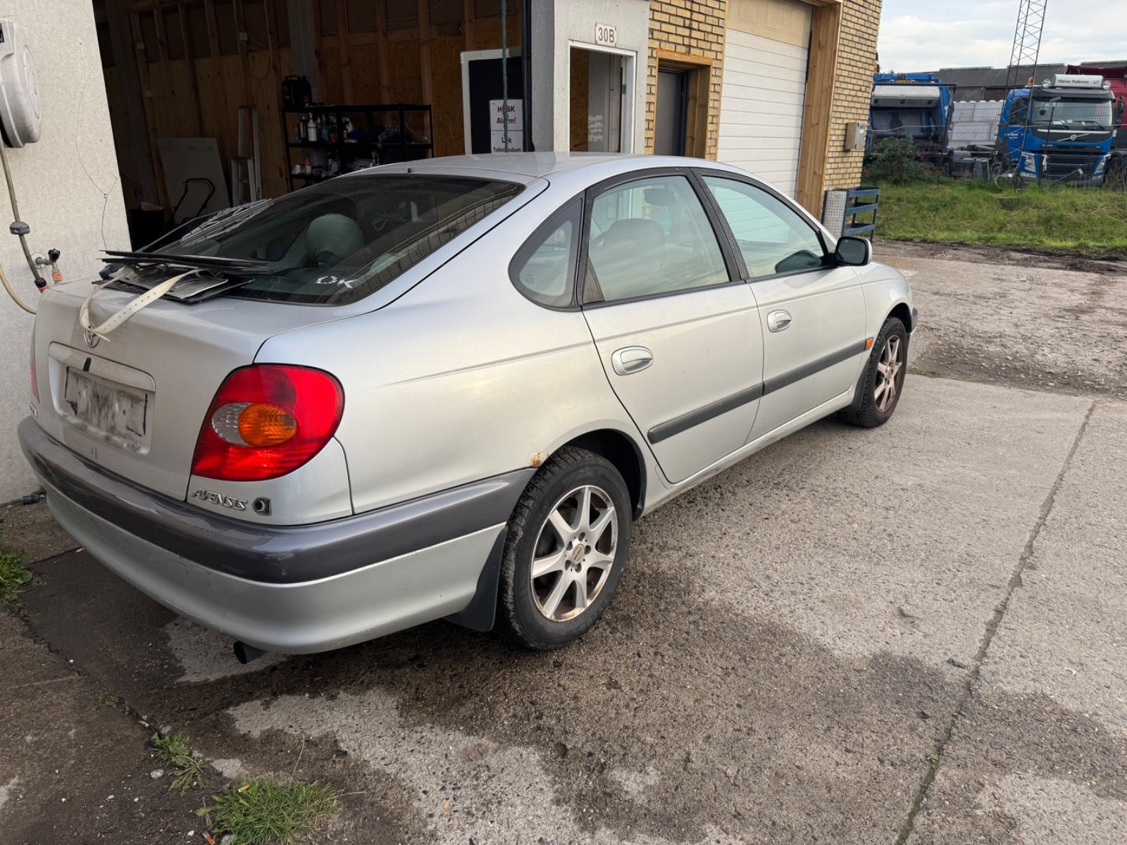Rød Toyota Avensis fra 1999