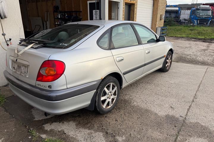 Rød Toyota Avensis fra 1999
