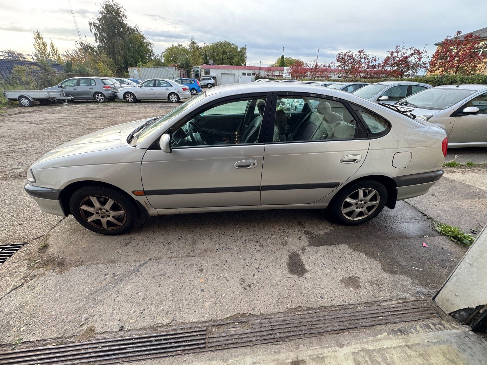 Rød Toyota Avensis fra 1999
