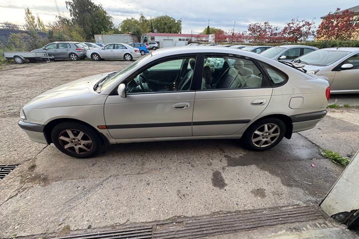Rød Toyota Avensis fra 1999