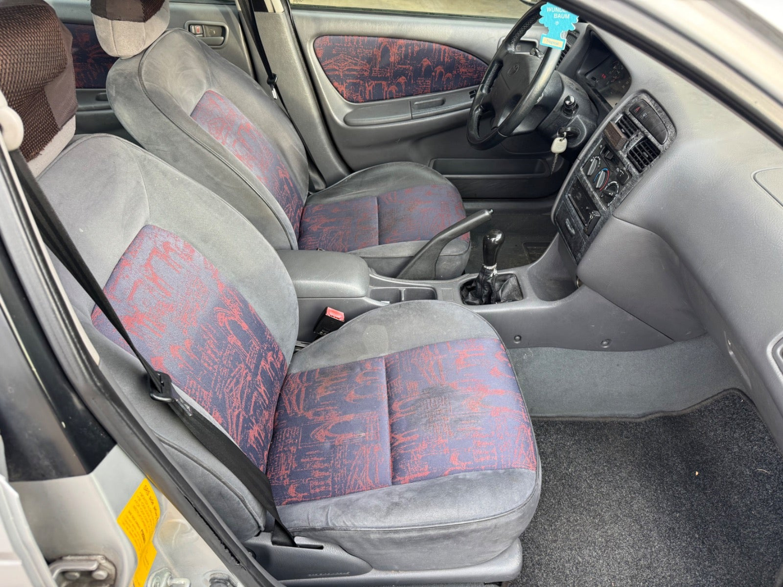 Rød Toyota Avensis fra 1999