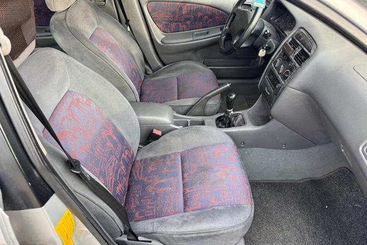 Rød Toyota Avensis fra 1999