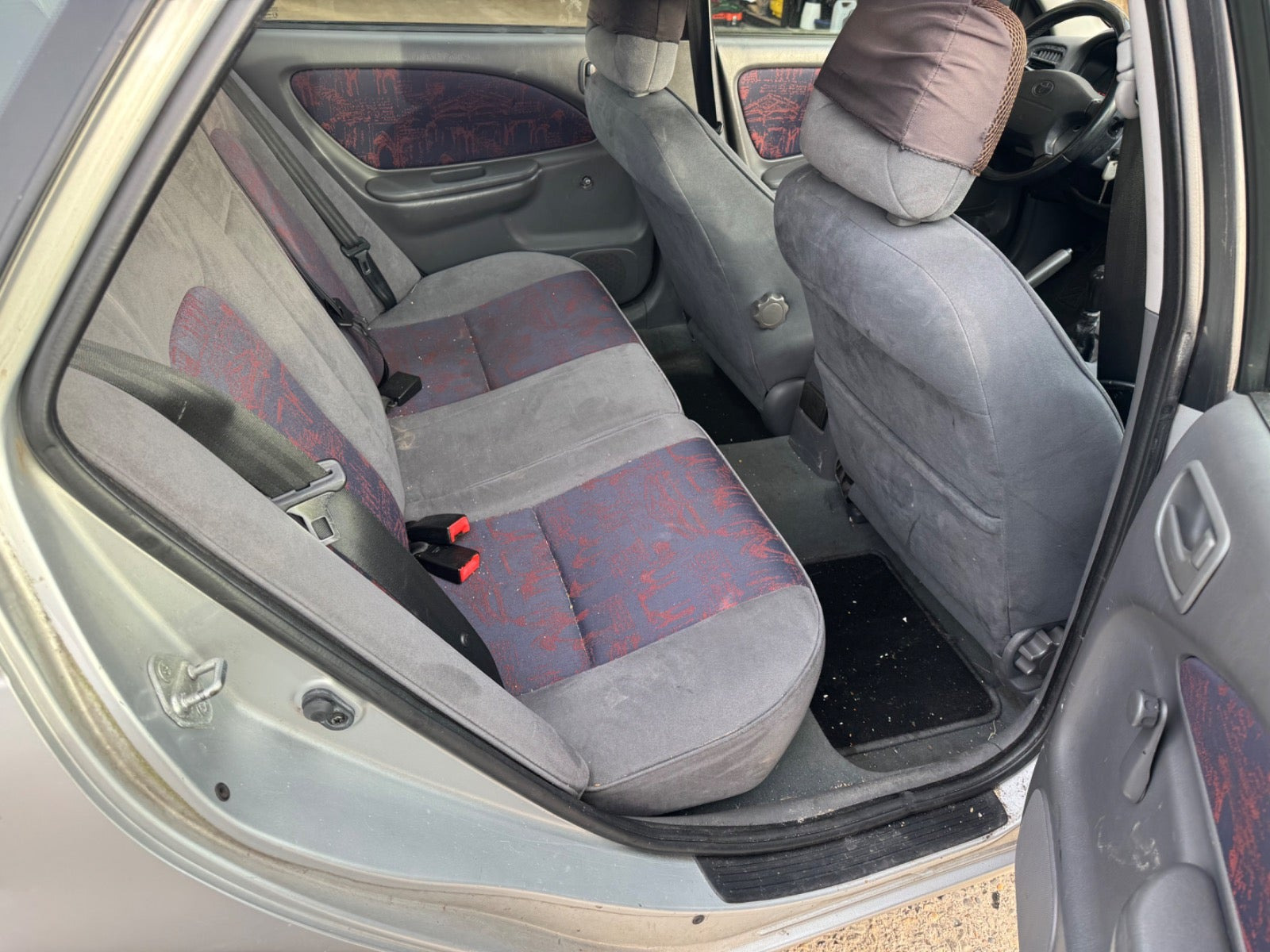 Rød Toyota Avensis fra 1999