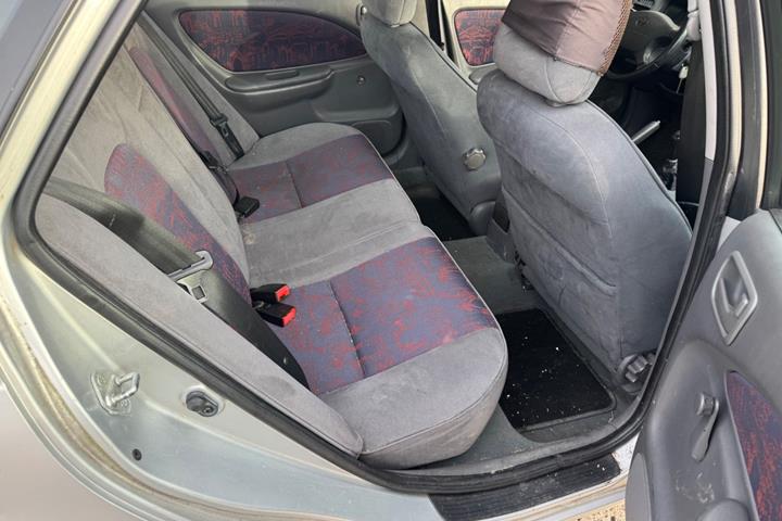 Rød Toyota Avensis fra 1999