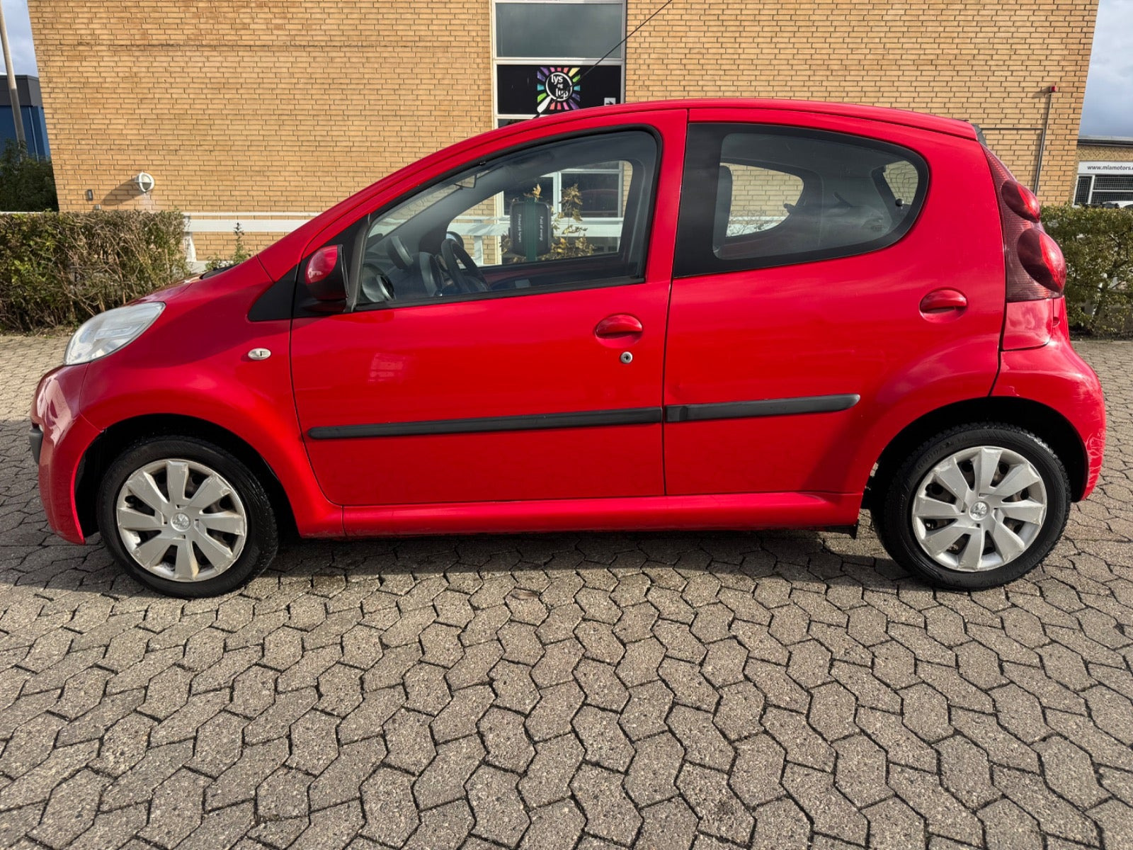 Rød Peugeot 107 fra 2014
