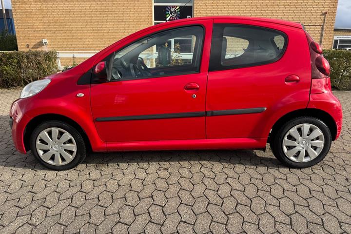 Rød Peugeot 107 fra 2014