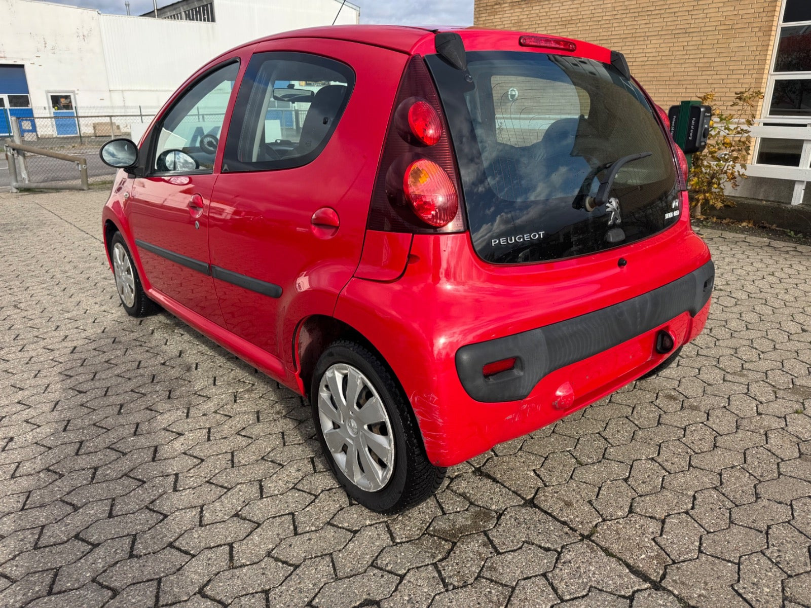 Rød Peugeot 107 fra 2014