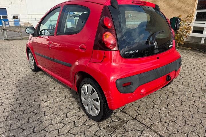Rød Peugeot 107 fra 2014