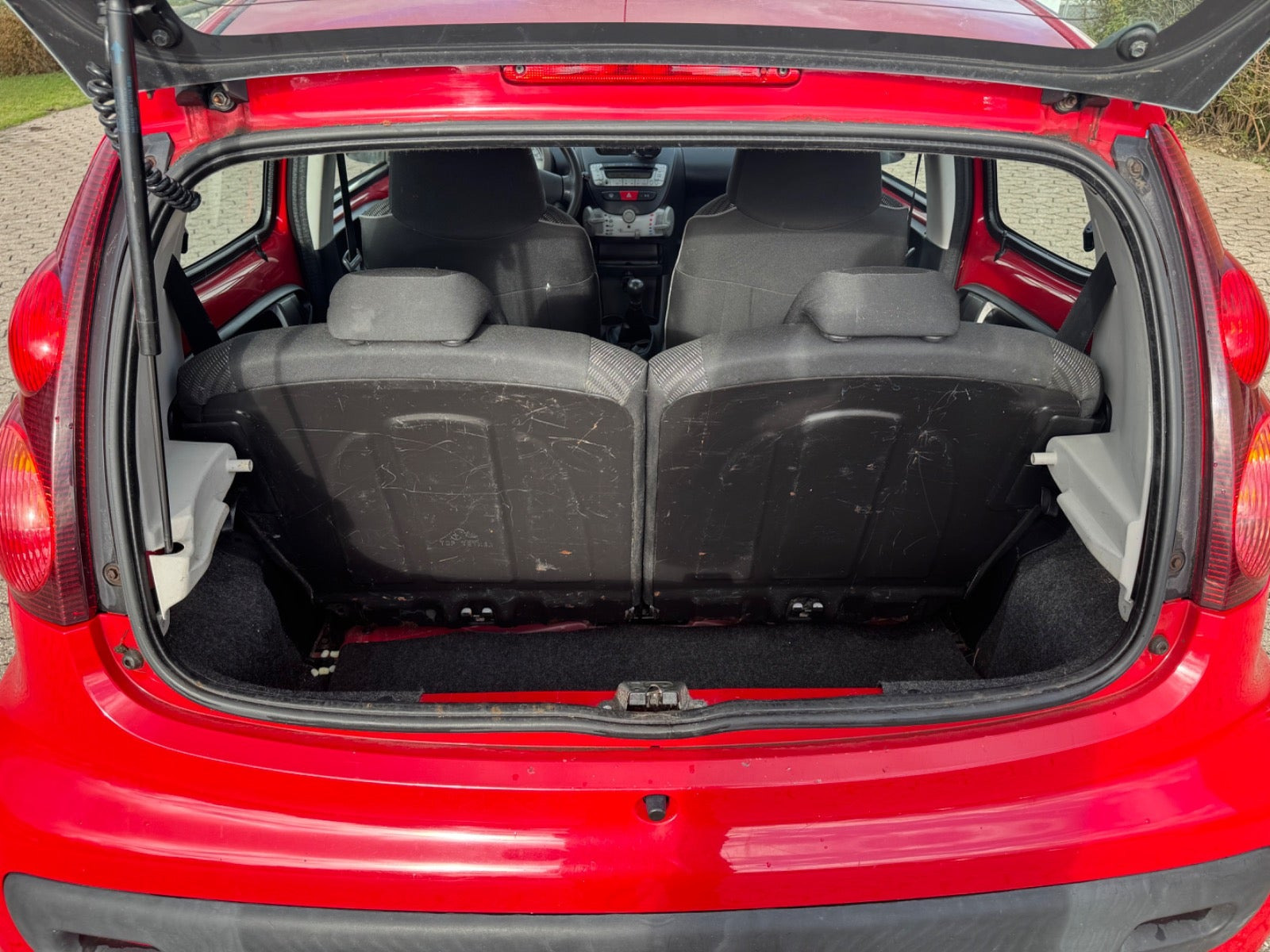 Rød Peugeot 107 fra 2014