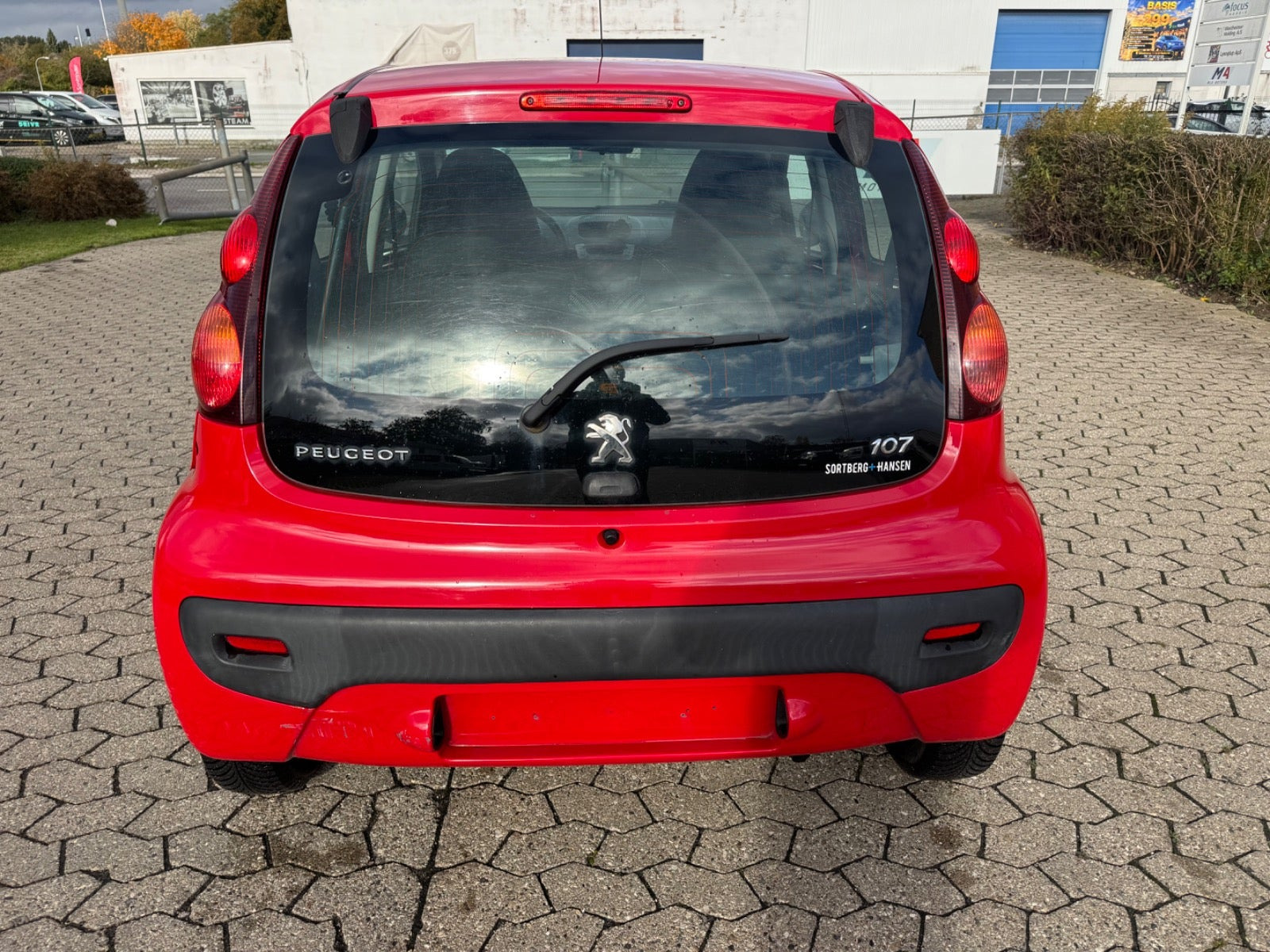 Rød Peugeot 107 fra 2014