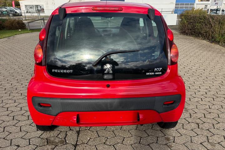 Rød Peugeot 107 fra 2014