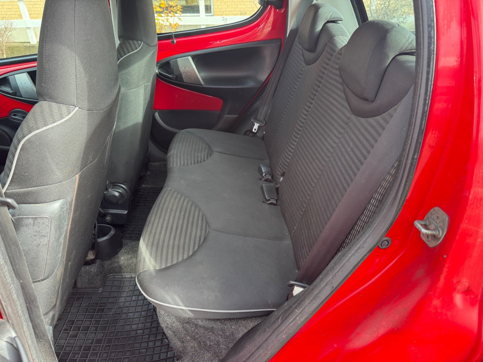 Rød Peugeot 107 fra 2014