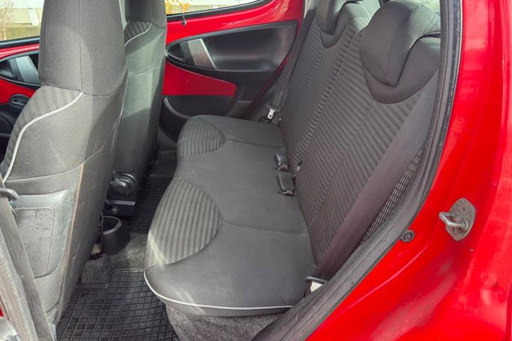 Rød Peugeot 107 fra 2014