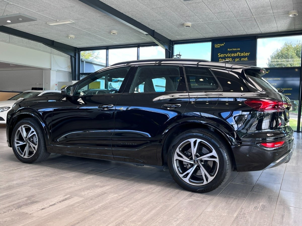 Sort Audi Q6 e-tron fra 2025