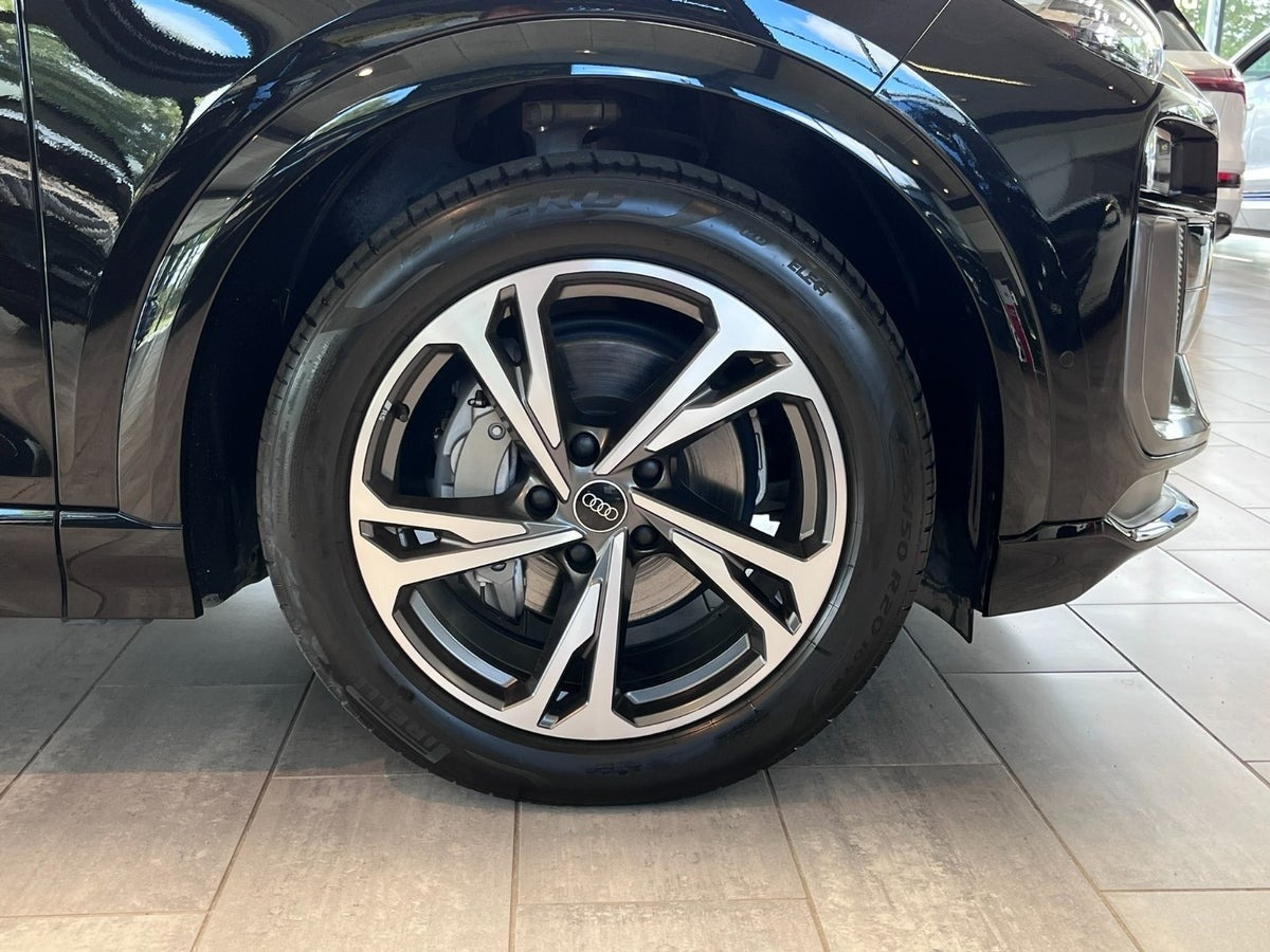 Sort Audi Q6 e-tron fra 2025