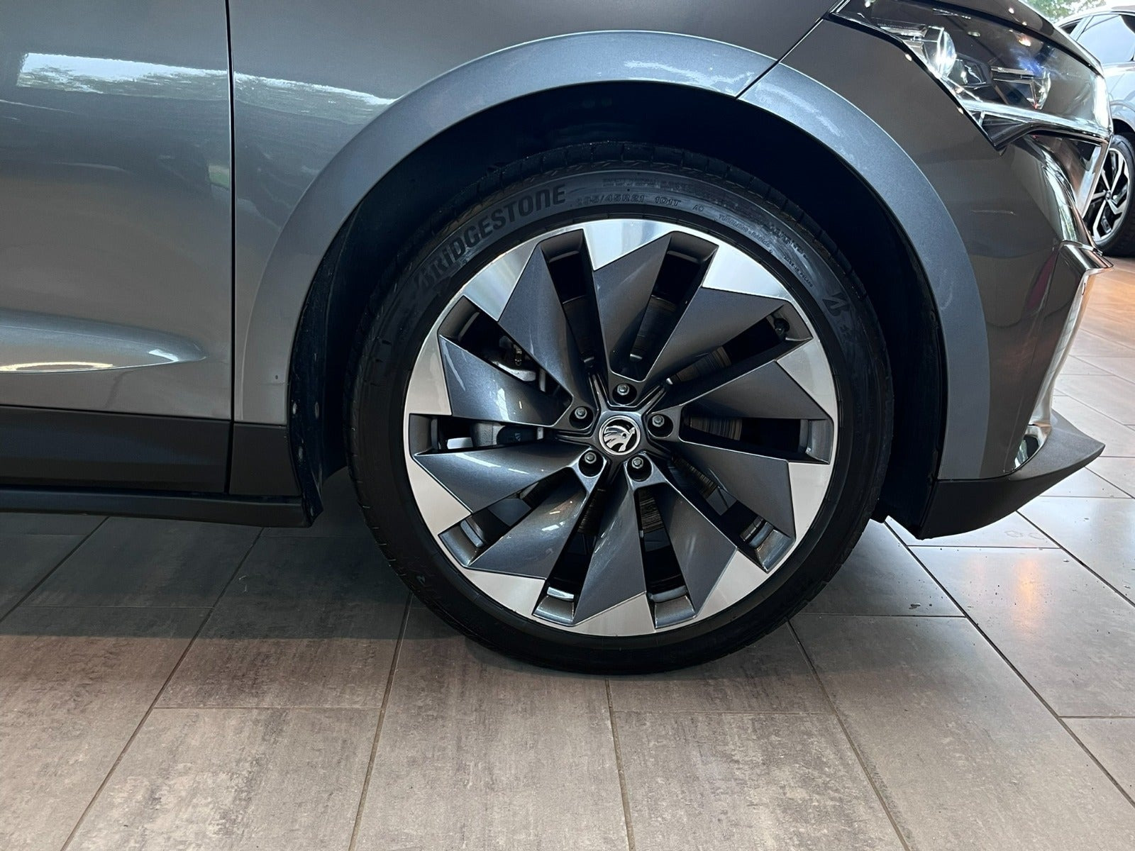 Grå Skoda Enyaq fra 2025