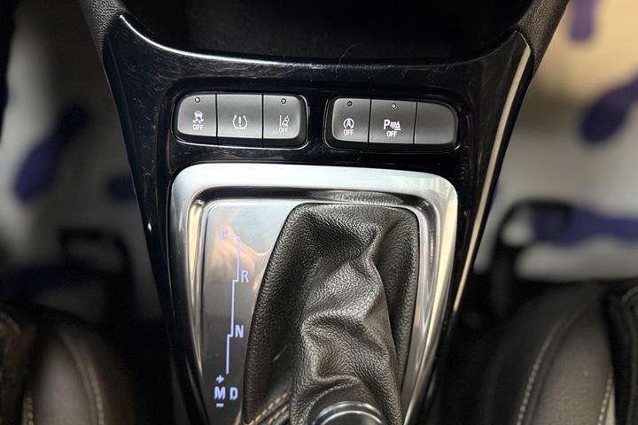 Grå Opel Crossland X fra 2020